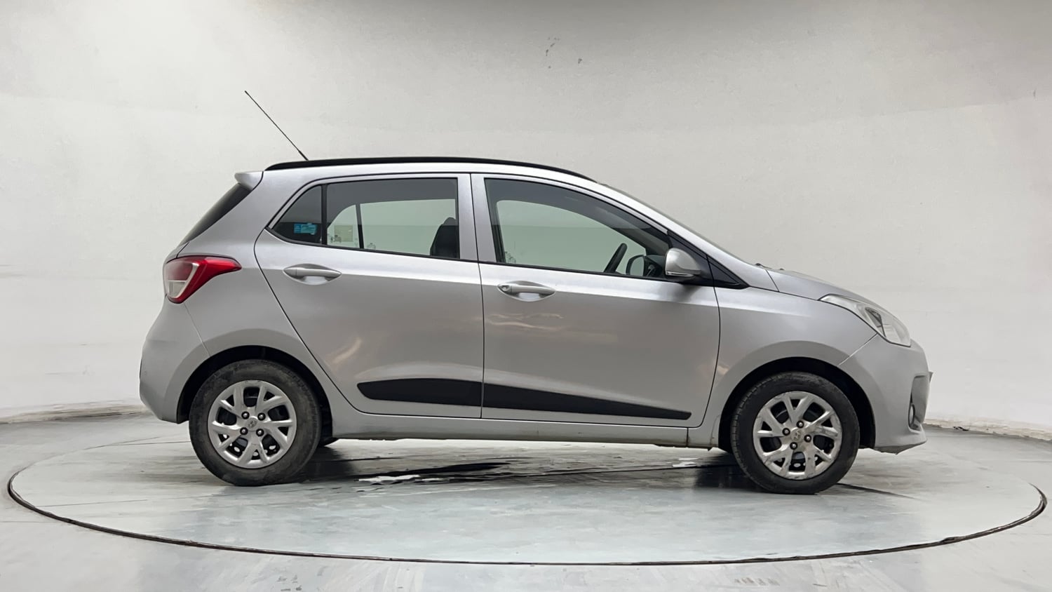 Used 2018 Hyundai Grand i10 Sportz (O) 1.2 Kappa VTVT Petrol Manual exterior RIGHT SIDE VIEW