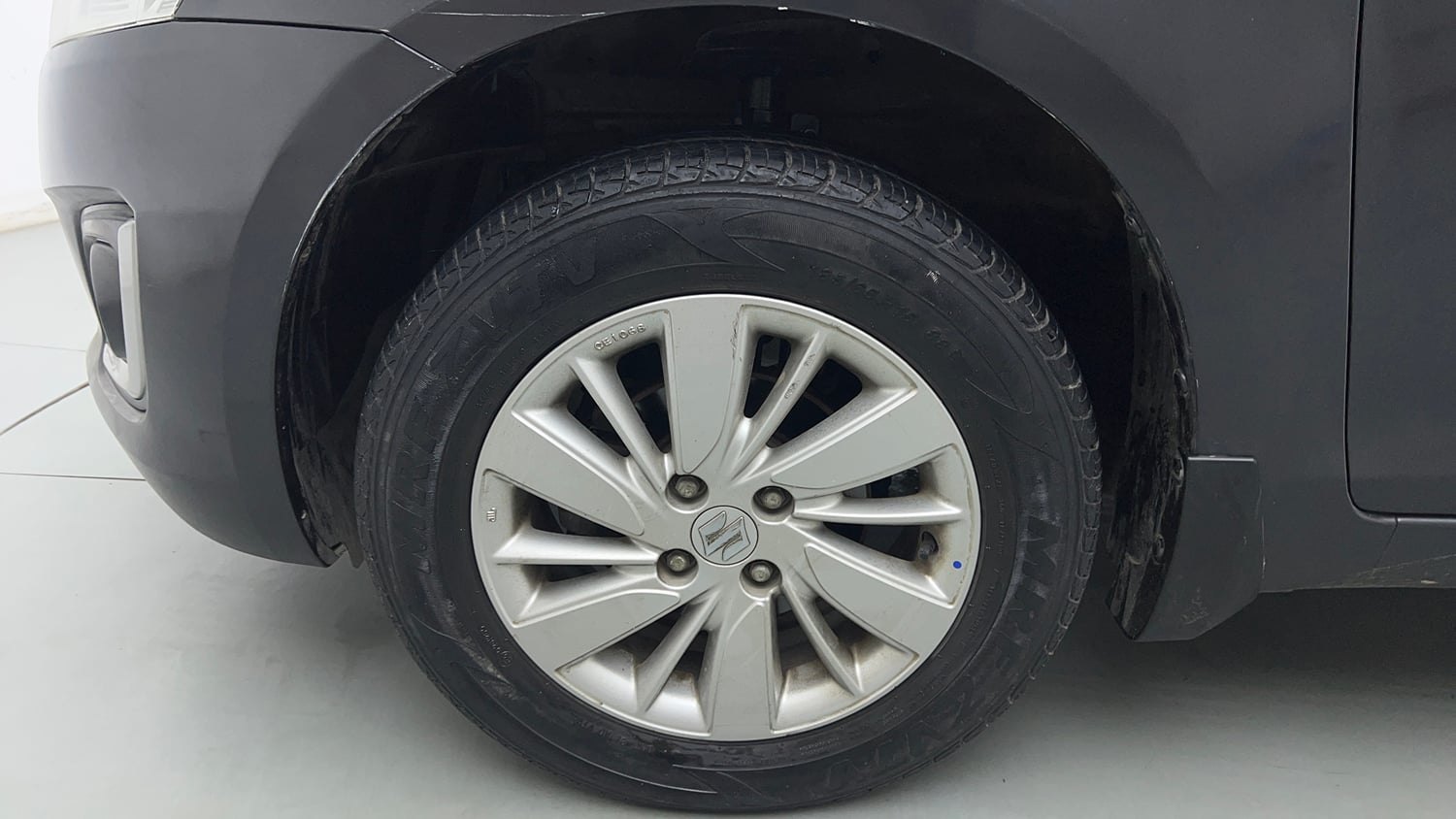 Used 2015 Maruti Suzuki Swift ZXi Petrol Manual tyres LEFT FRONT TYRE RIM VIEW