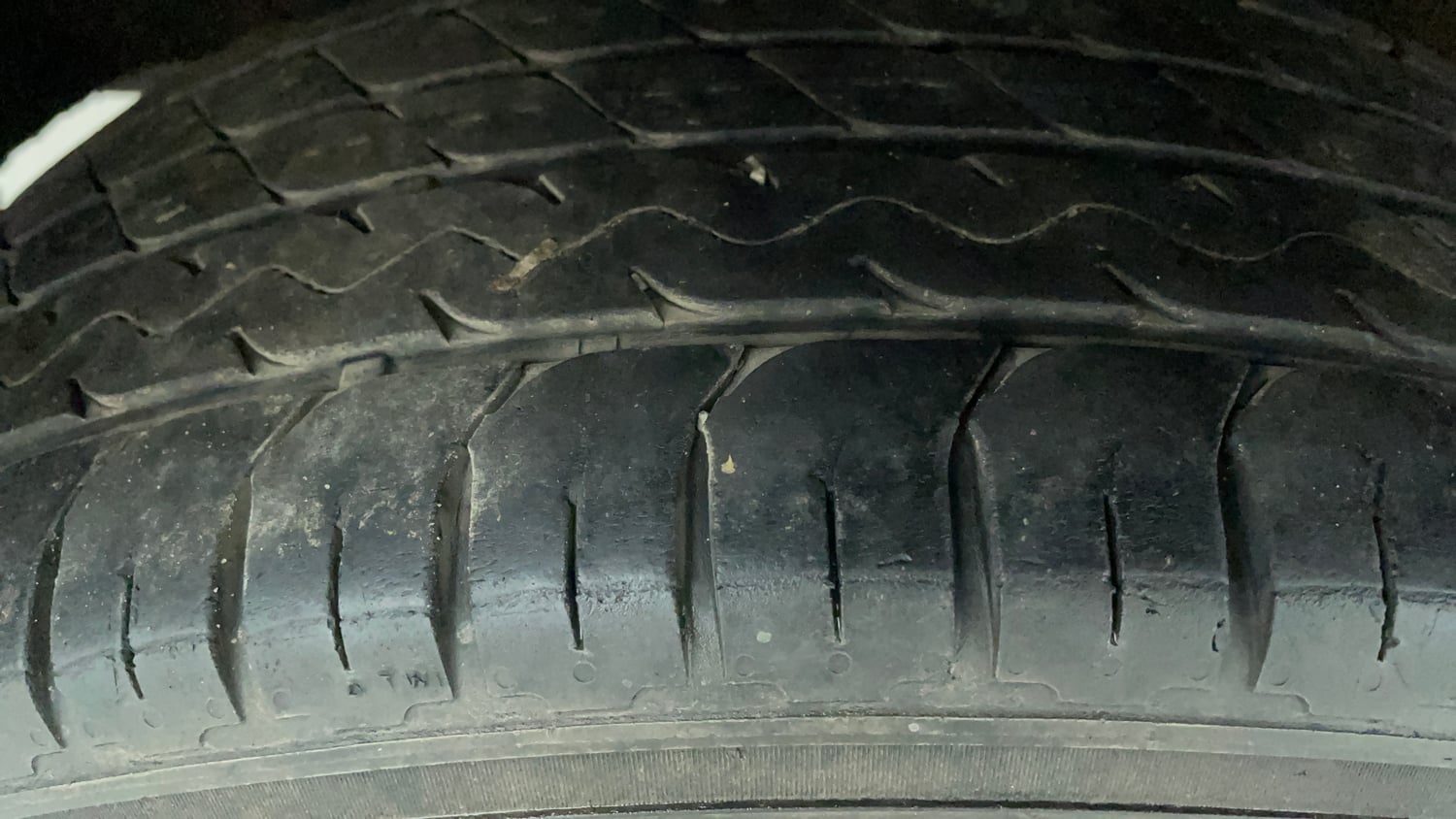 Used 2018 Maruti Suzuki Baleno Zeta 1.2 Petrol Manual tyres RIGHT REAR TYRE TREAD VIEW