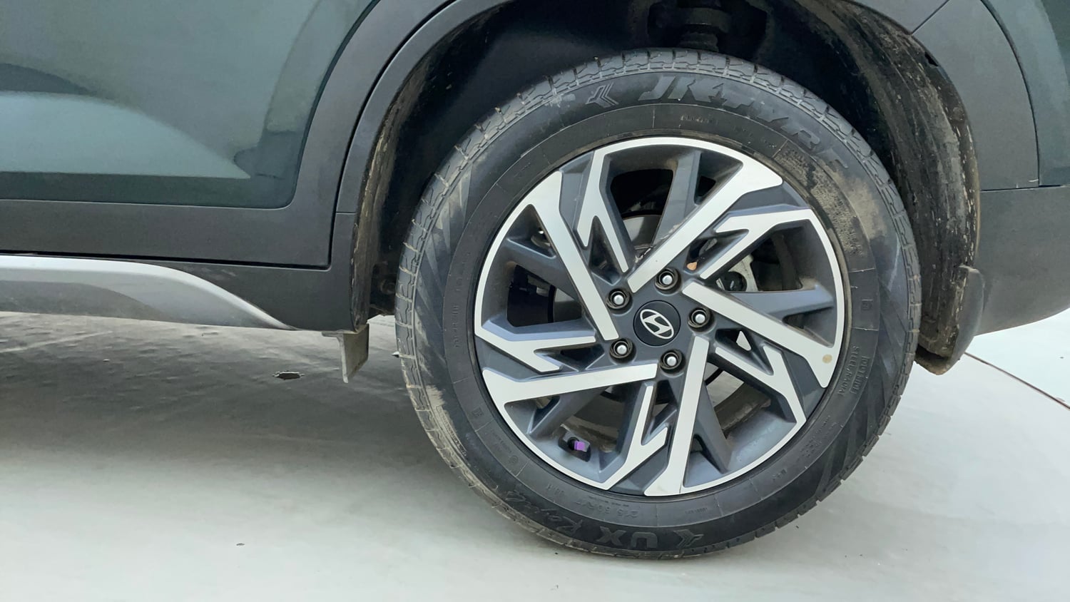 Used 2024 Hyundai Creta 1.5 CRDi Diesel AT DSL SX(O) Diesel Automatic tyres LEFT REAR TYRE RIM VIEW