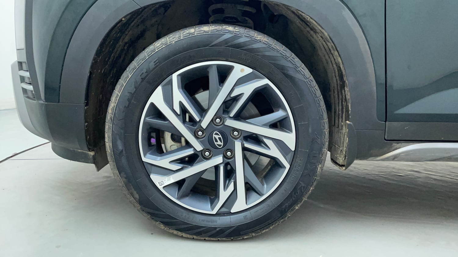 Used 2024 Hyundai Creta 1.5 CRDi Diesel AT DSL SX(O) Diesel Automatic tyres LEFT FRONT TYRE RIM VIEW
