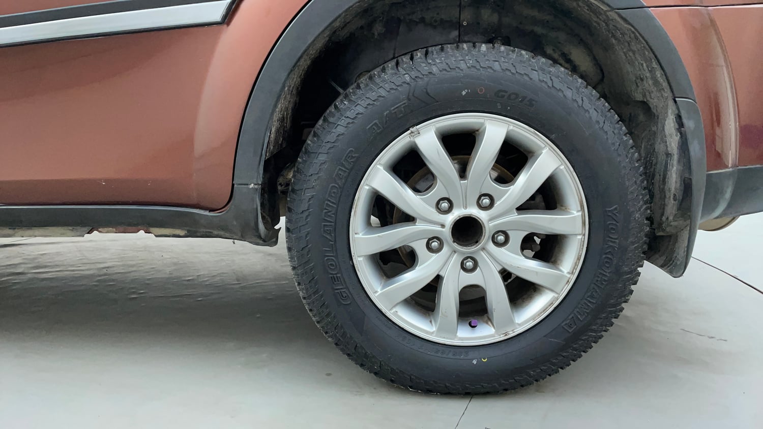 Used 2018 Mahindra XUV500 W9 AT Diesel Automatic tyres LEFT REAR TYRE RIM VIEW