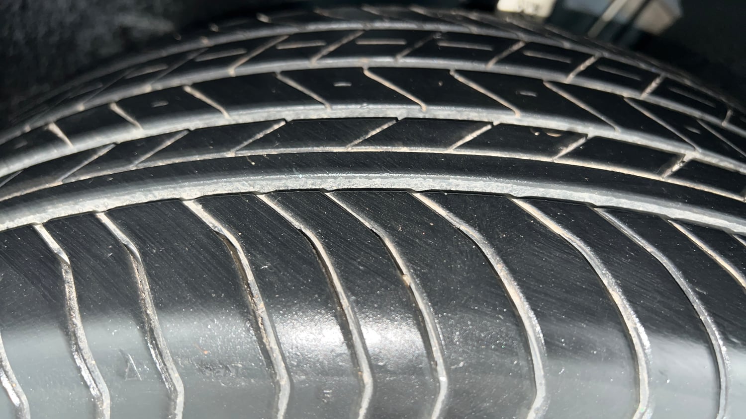 Used 2025 Skoda Kylaq Prestige AT Petrol Automatic tyres LEFT FRONT TYRE TREAD VIEW