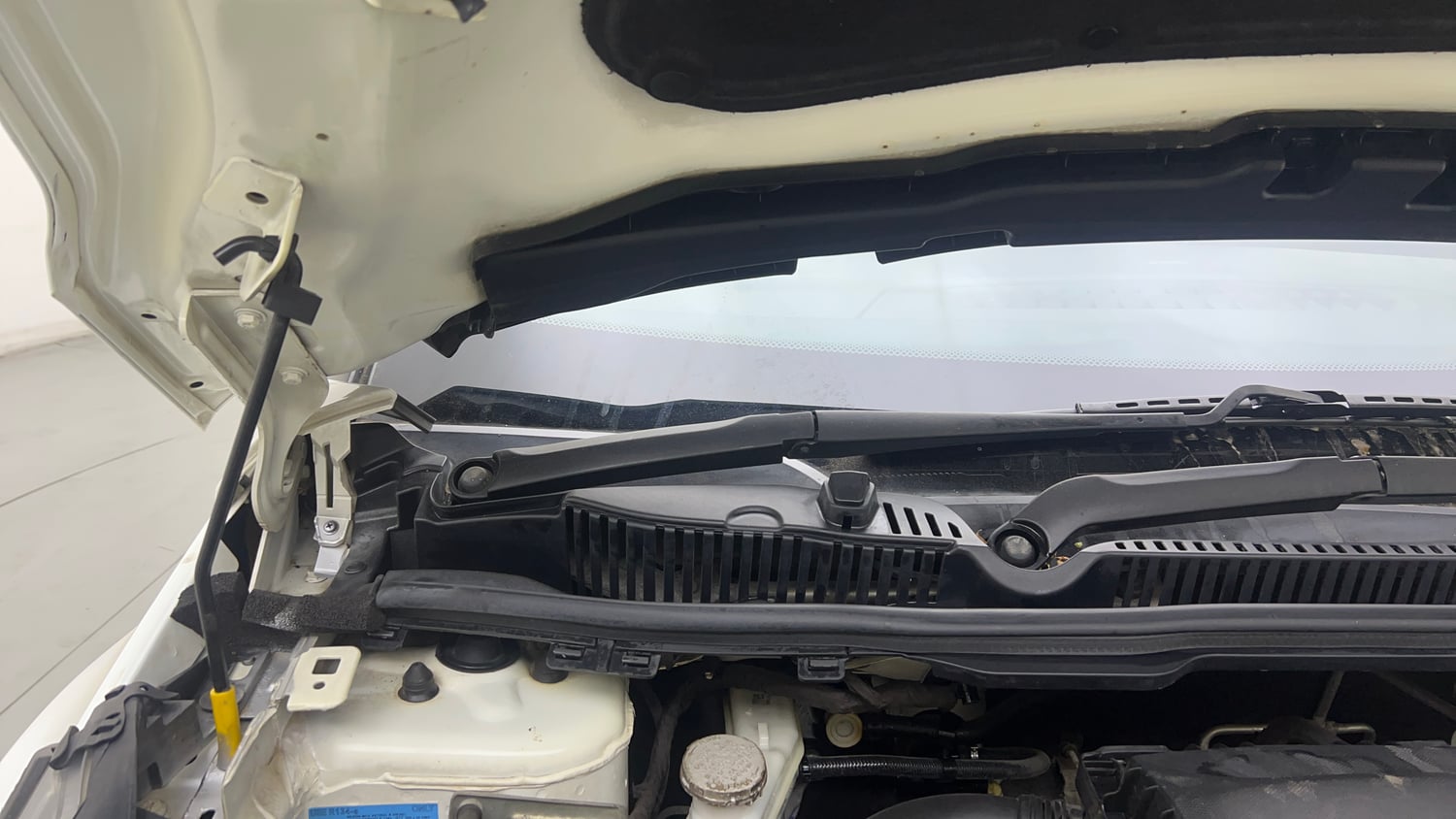 Used 2021 Tata Nexon XM (S) Petrol Manual engine ENGINE RIGHT SIDE HINGE & APRON VIEW