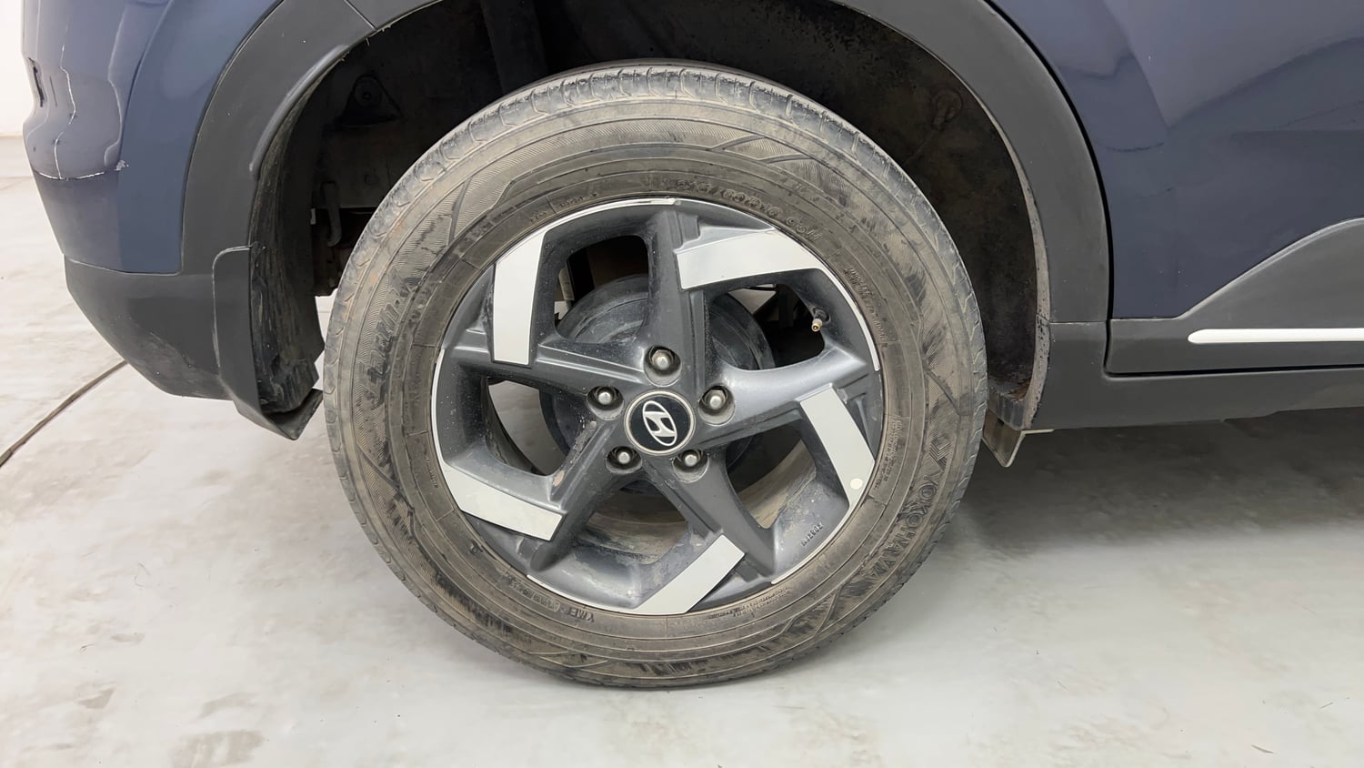 Used 2019 Hyundai Venue SX Plus 1.0 Turbo DCT Dual Tone Petrol Automatic tyres RIGHT REAR TYRE RIM VIEW