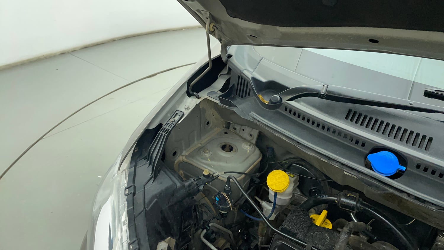Used 2016 Datsun Redi-GO T (O) Petrol Manual engine ENGINE RIGHT SIDE HINGE & APRON VIEW
