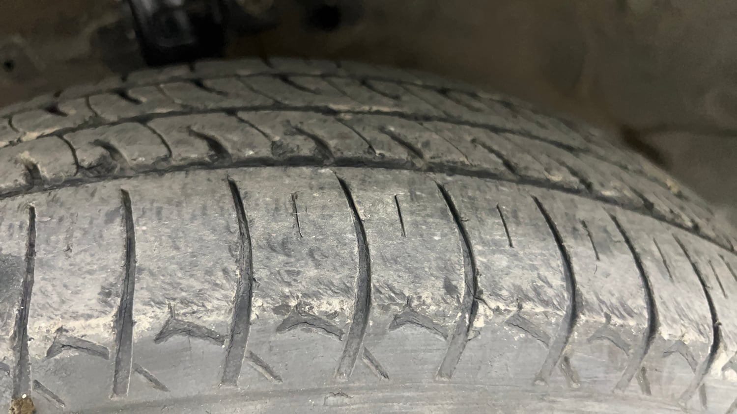 Used 2014 Maruti Suzuki Swift VXi Petrol Manual tyres LEFT FRONT TYRE TREAD VIEW