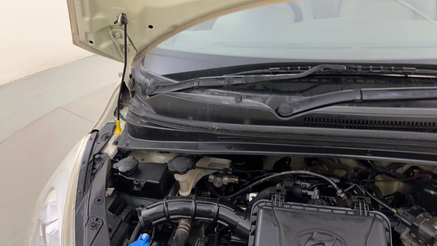 Used 2014 Hyundai i10 Magna 1.1 iRDE2 Petrol Manual engine ENGINE RIGHT SIDE HINGE & APRON VIEW