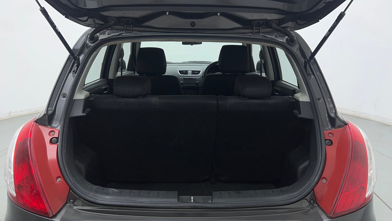Used 2015 Maruti Suzuki Swift ZXi Petrol Manual interior DICKY INSIDE VIEW