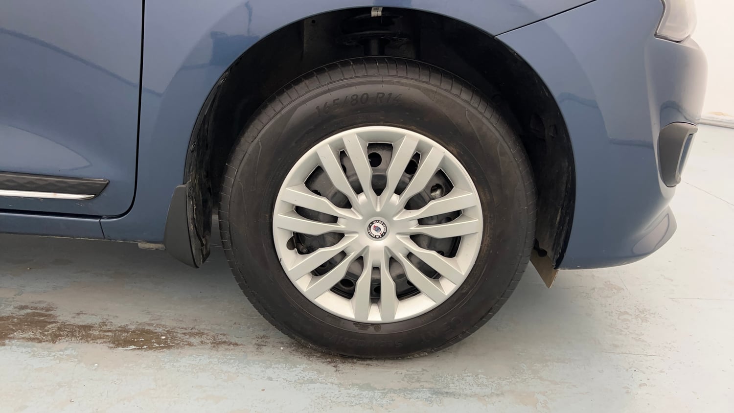 Used 2026 Maruti Suzuki Dzire VXi AMT Petrol Automatic tyres RIGHT FRONT TYRE RIM VIEW