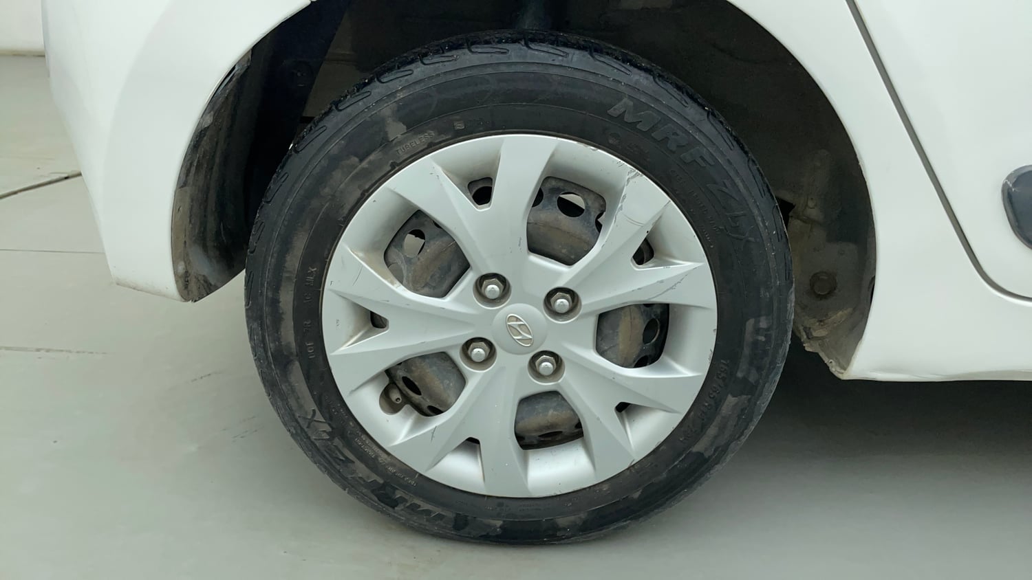 Used 2015 Hyundai Grand i10 Sportz 1.2 Kappa VTVT Petrol Manual tyres RIGHT REAR TYRE RIM VIEW
