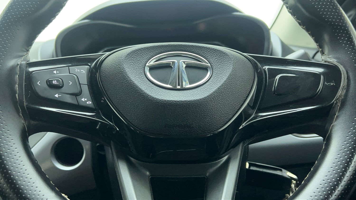 Used 2021 Tata Nexon XM (S) Petrol Manual top_features Steering mounted controls