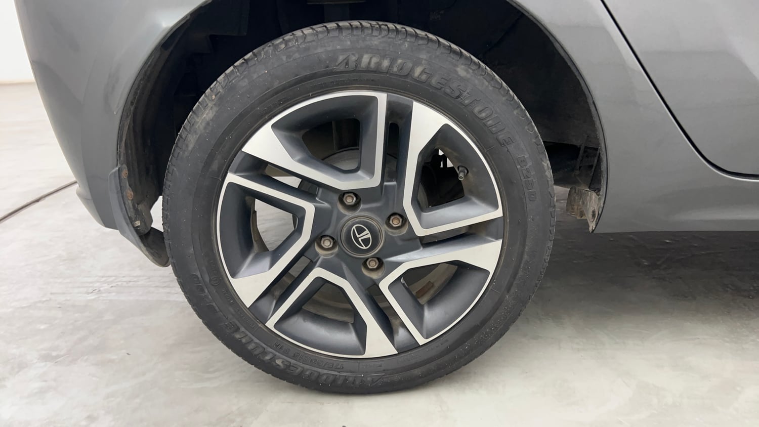 Used 2022 Tata Tiago XZA Plus Petrol Automatic tyres RIGHT REAR TYRE RIM VIEW