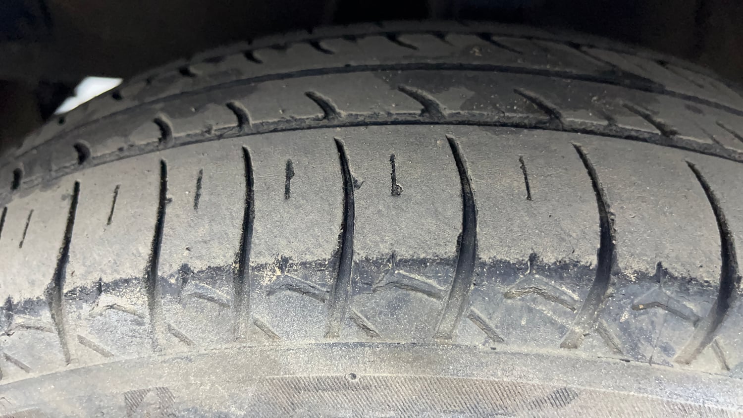 Used 2014 Hyundai i10 Sportz 1.1 iRDE2 Petrol Manual tyres LEFT FRONT TYRE TREAD VIEW