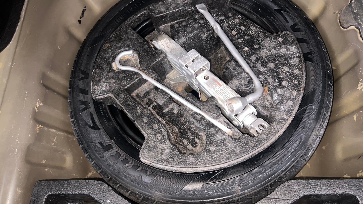 Used 2015 Maruti Suzuki Ciaz VXi+ AT Petrol Automatic tyres SPARE TYRE VIEW