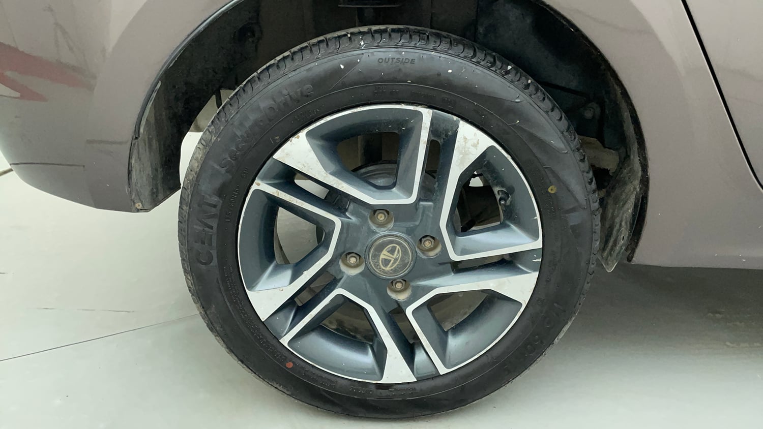 Used 2020 Tata Tigor Revotron XZA Petrol Automatic tyres RIGHT REAR TYRE RIM VIEW