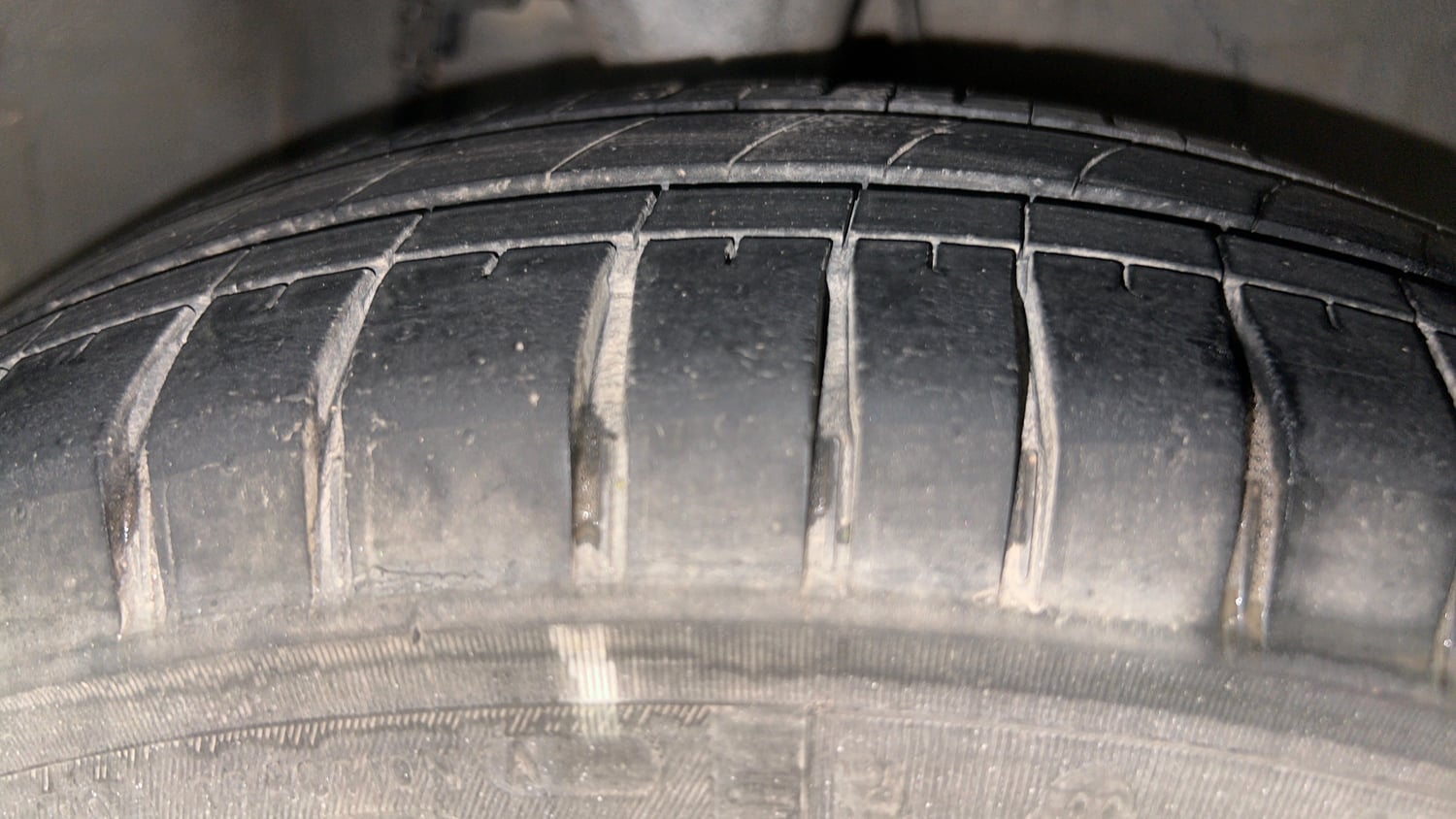 Used 2014 Hyundai i10 Magna 1.1 iRDE2 Petrol Manual tyres RIGHT FRONT TYRE TREAD VIEW