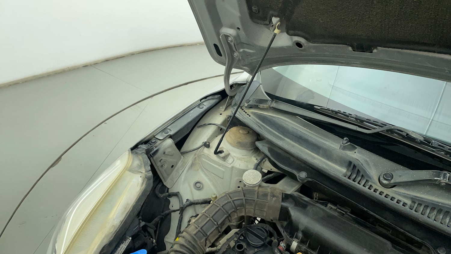 Used 2018 Maruti Suzuki Baleno Zeta 1.2 Petrol Manual engine ENGINE RIGHT SIDE HINGE & APRON VIEW