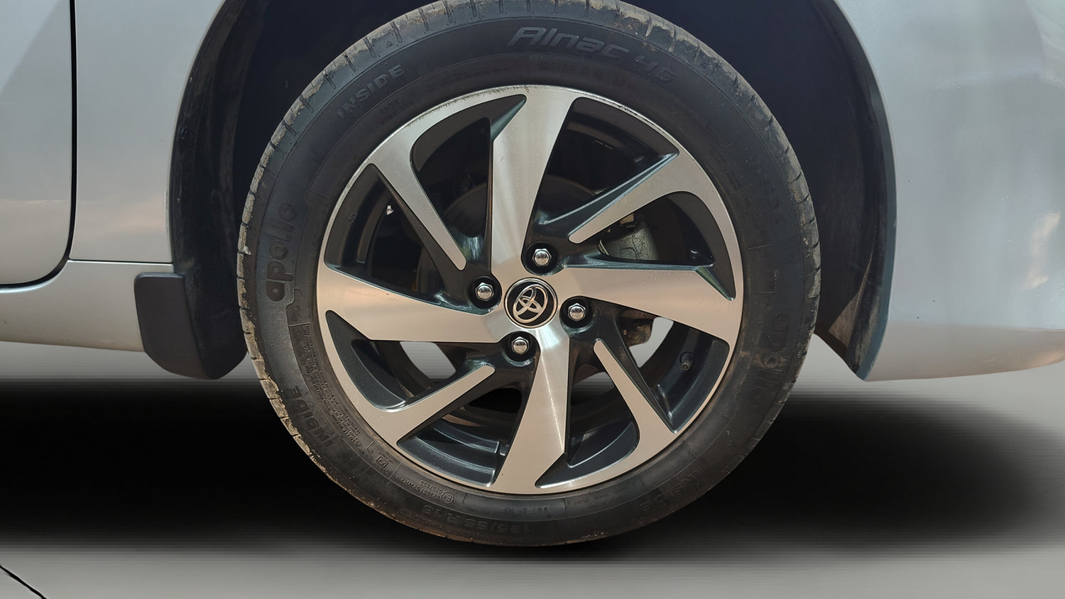 Used 2024 Toyota Glanza V Petrol Manual tyres RIGHT FRONT TYRE RIM VIEW