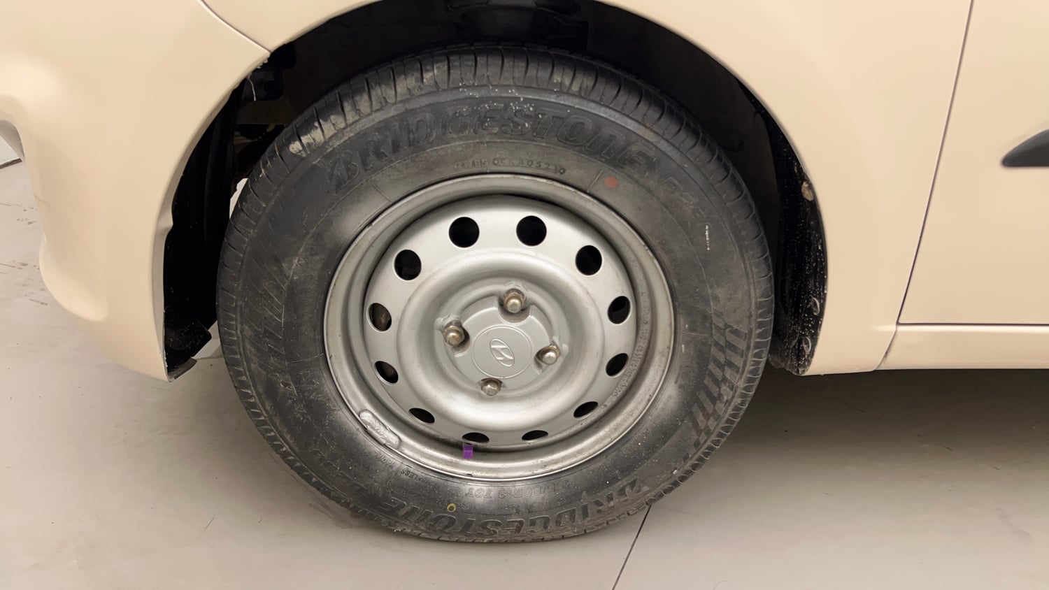 Used 2014 Hyundai i10 Magna 1.1 iRDE2 Petrol Manual tyres LEFT FRONT TYRE RIM VIEW