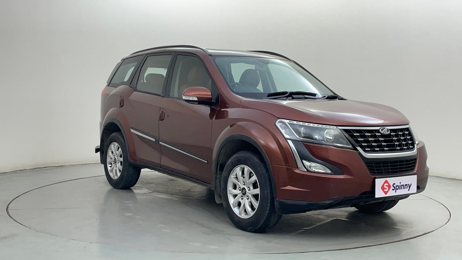 Used 2018 Mahindra XUV500 W9 AT Diesel Automatic exterior RIGHT FRONT CORNER VIEW