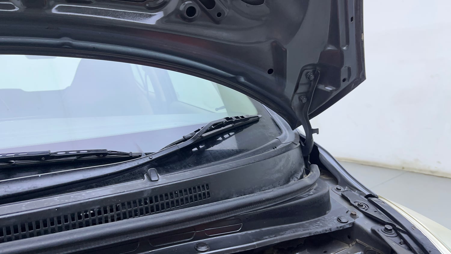 Used 2014 Hyundai i10 Sportz 1.1 iRDE2 Petrol Manual engine ENGINE LEFT SIDE HINGE & APRON VIEW