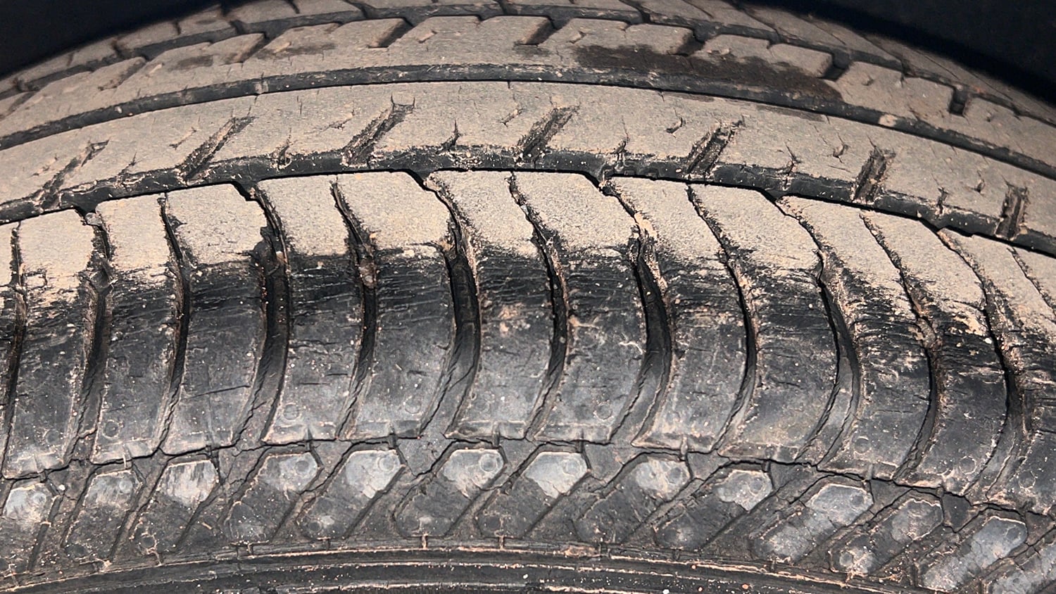 Used 2015 Ford EcoSport Titanium 1.5 Ti-VCT Petrol Manual tyres RIGHT REAR TYRE TREAD VIEW