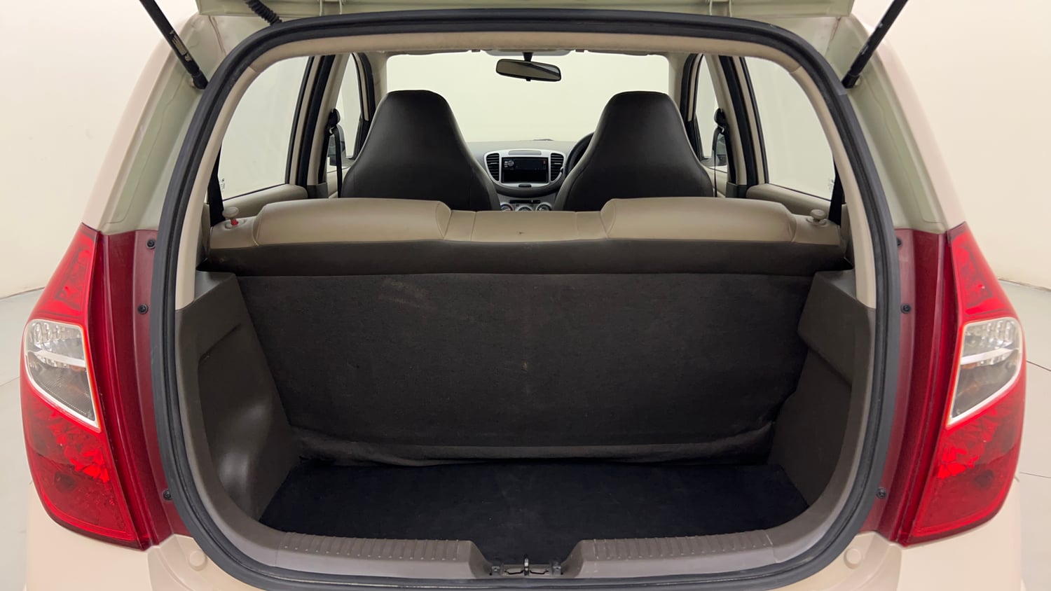 Used 2014 Hyundai i10 Magna 1.1 iRDE2 Petrol Manual interior DICKY INSIDE VIEW