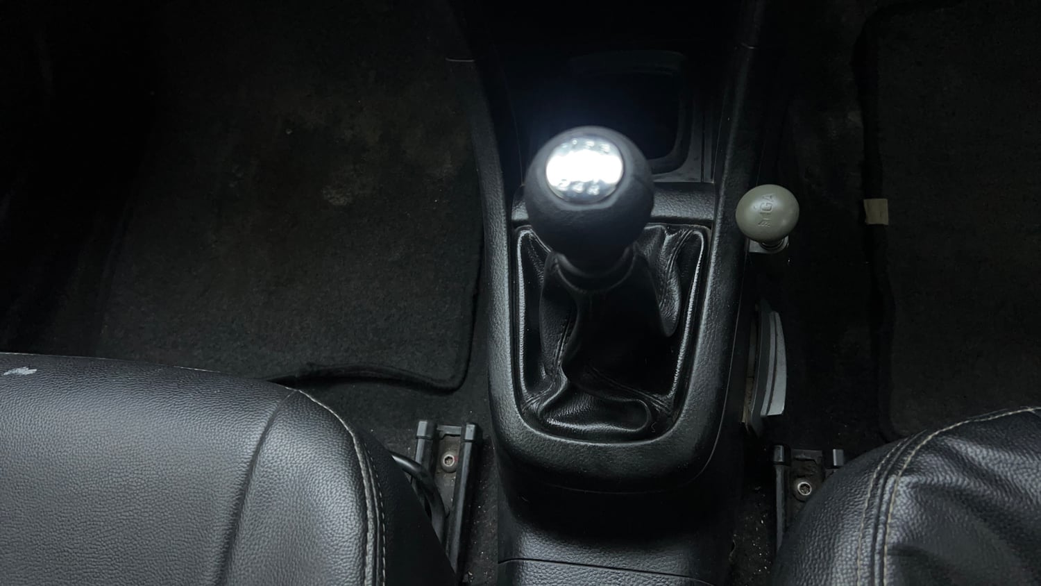 Used 2014 Maruti Suzuki Swift LXi Petrol Manual interior GEAR  KNOB VIEW