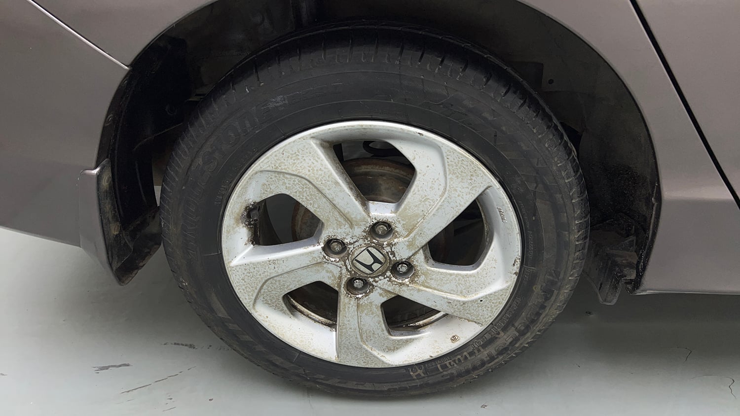 Used 2015 Honda City VX CVT Petrol Automatic tyres RIGHT REAR TYRE RIM VIEW