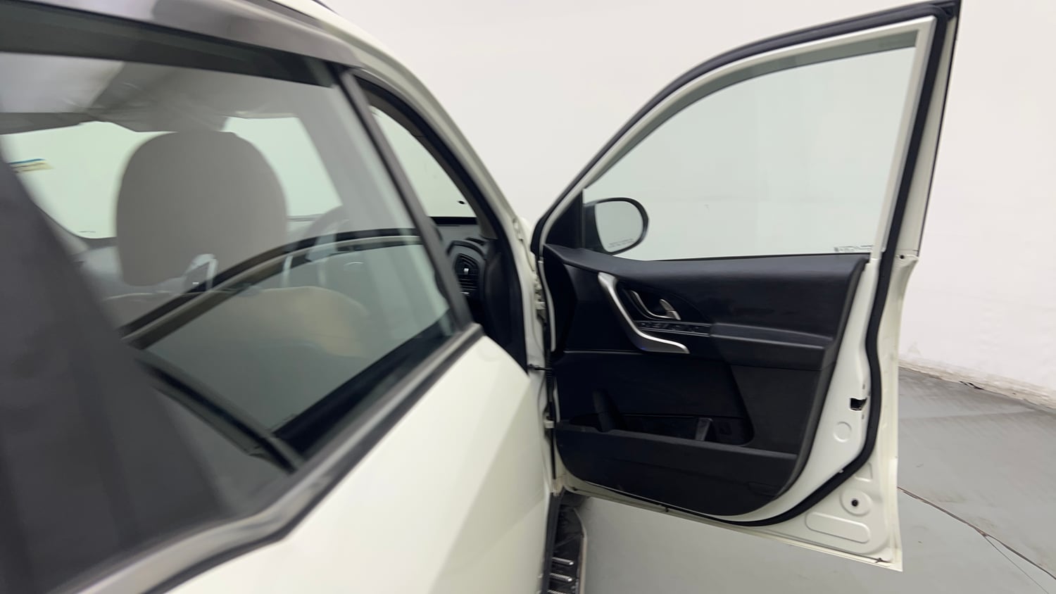Used 2021 Mahindra XUV500 W7 Diesel Manual interior RIGHT FRONT DOOR OPEN VIEW