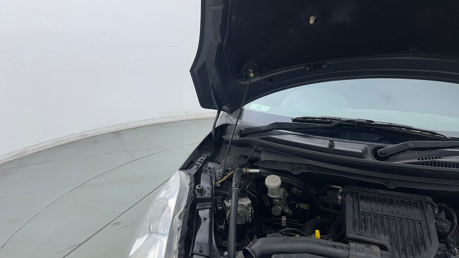 Used 2015 Maruti Suzuki Swift ZXi Petrol Manual engine ENGINE RIGHT SIDE HINGE & APRON VIEW