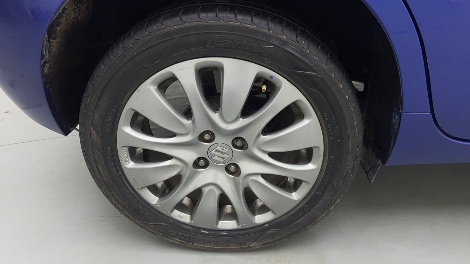 Used 2017 Maruti Suzuki Baleno Alpha 1.2 Petrol Manual tyres RIGHT REAR TYRE RIM VIEW