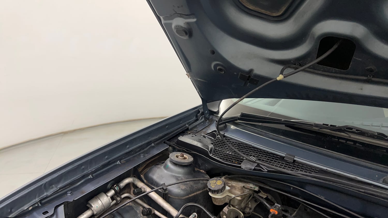Used 2013 Renault Duster RxL Petrol Petrol Manual engine ENGINE RIGHT SIDE HINGE & APRON VIEW