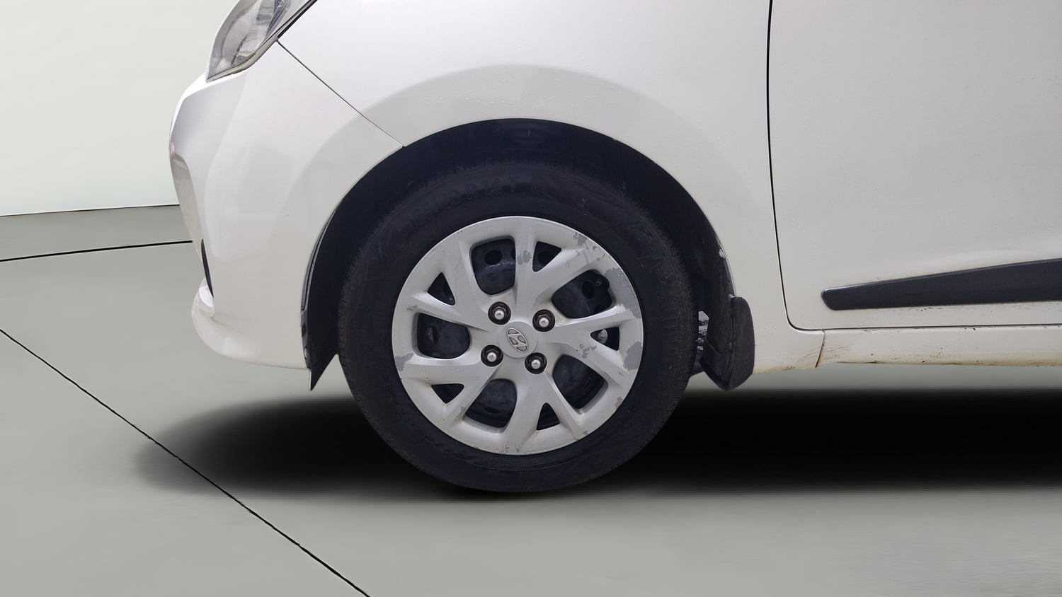 Used 2020 Hyundai Grand i10 Sportz 1.2 Kappa VTVT Petrol Manual tyres LEFT FRONT TYRE RIM VIEW