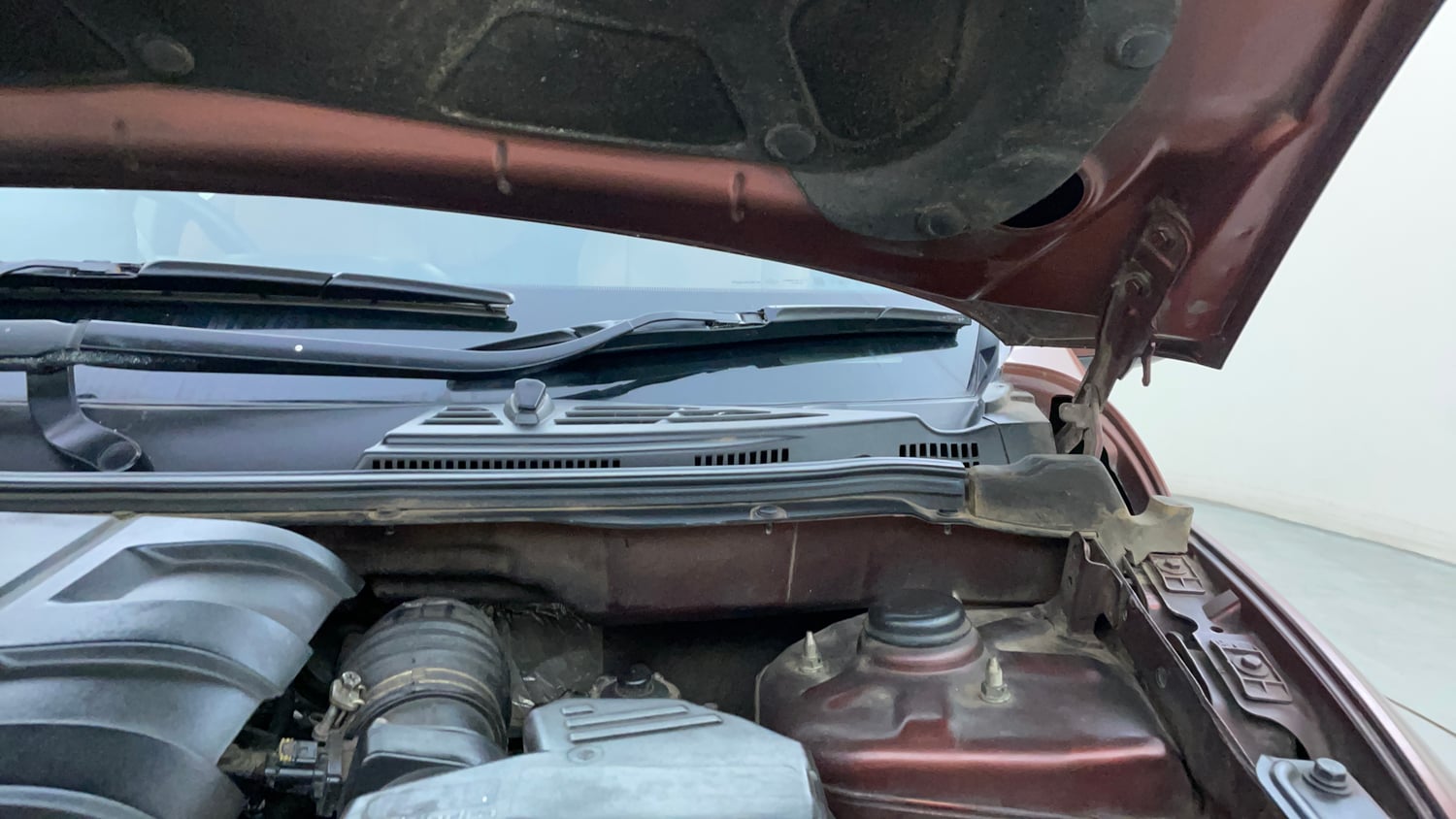Used 2018 Mahindra XUV500 W9 AT Diesel Automatic engine ENGINE LEFT SIDE HINGE & APRON VIEW