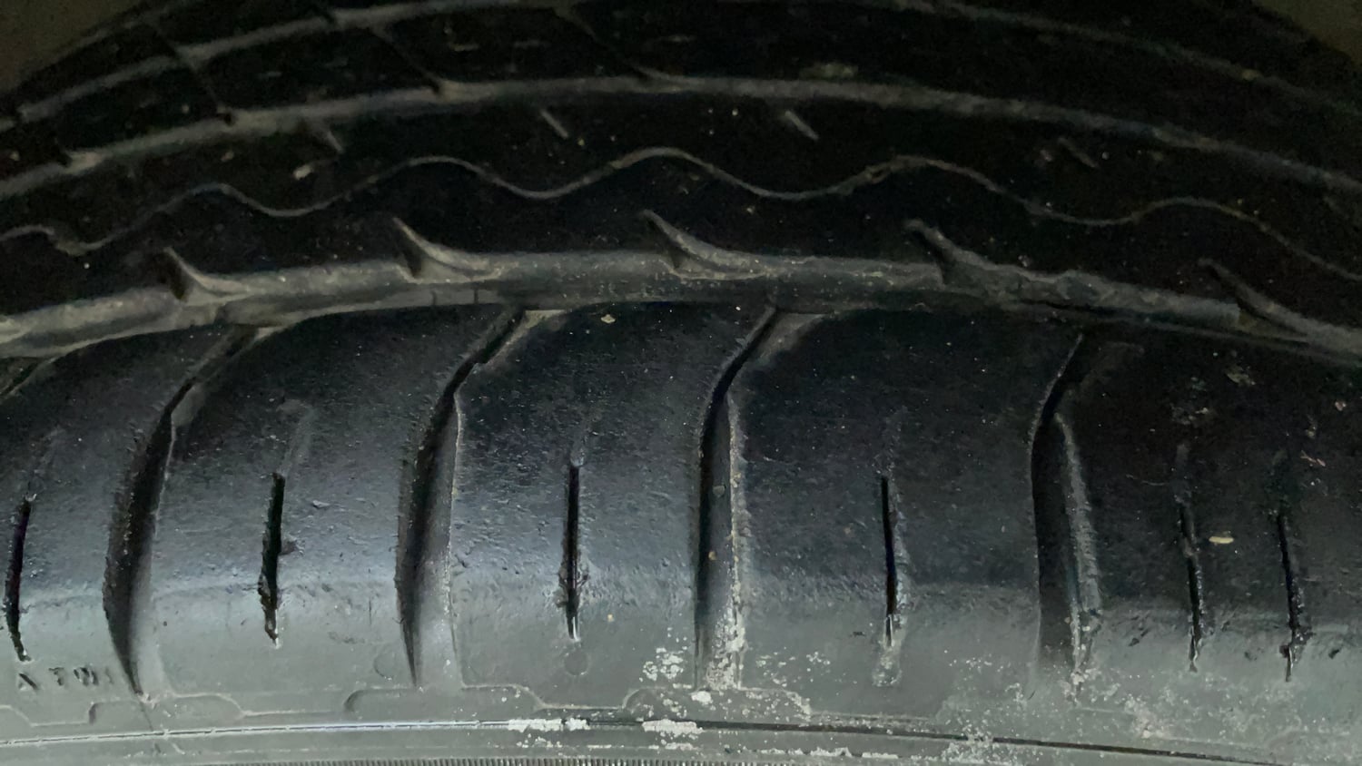 Used 2018 Maruti Suzuki Baleno Zeta 1.2 Petrol Manual tyres RIGHT FRONT TYRE TREAD VIEW