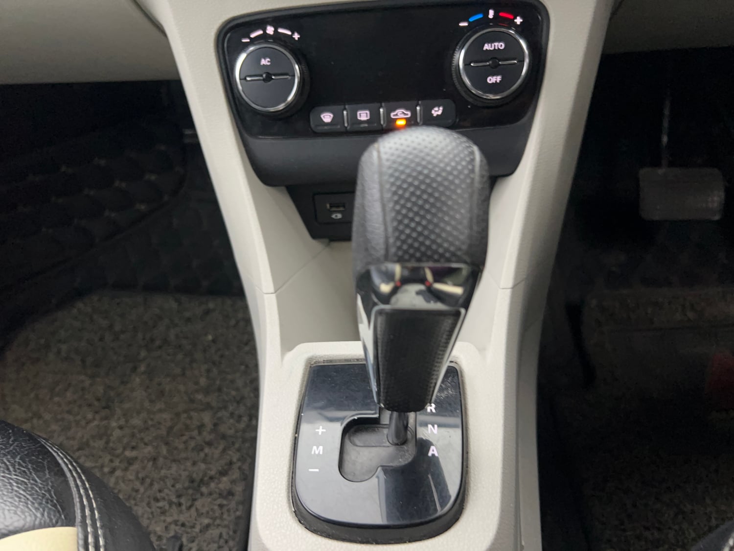 Used 2022 Tata Tiago XZA Plus Petrol Automatic interior GEAR  KNOB VIEW