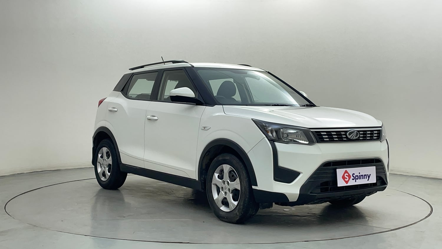 Used 2022 Mahindra XUV 300 W6 1.2 Petrol AMT Petrol Automatic exterior RIGHT FRONT CORNER VIEW