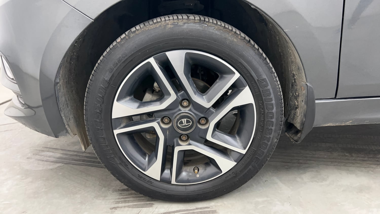Used 2022 Tata Tiago XZA Plus Petrol Automatic tyres LEFT FRONT TYRE RIM VIEW