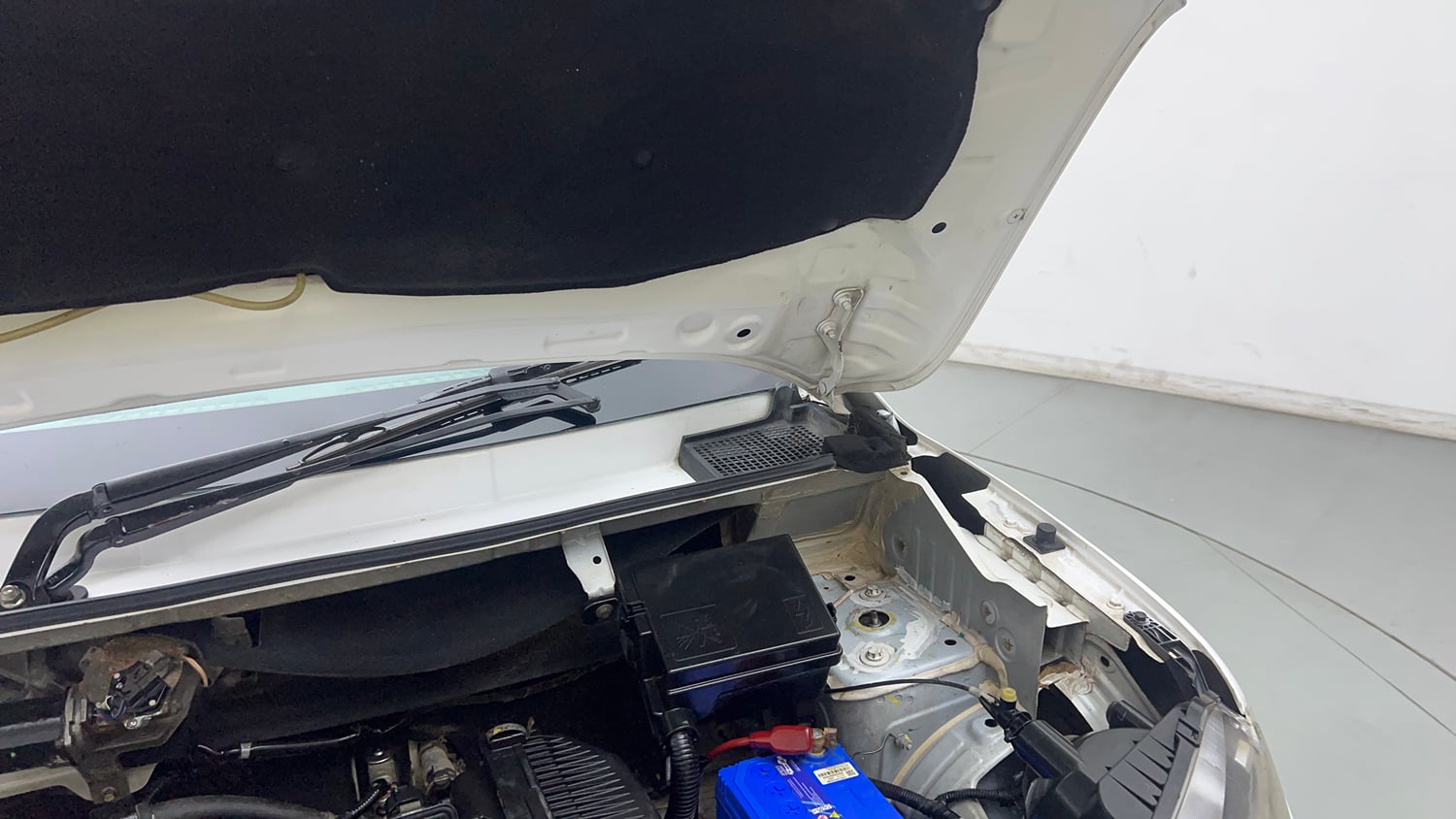 Used 2018 Renault Kwid RXL Petrol Manual engine ENGINE LEFT SIDE HINGE & APRON VIEW