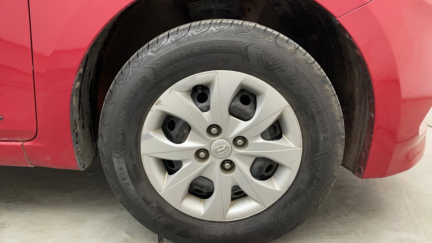 Used 2016 Hyundai Elite i20 Sportz 1.2 Petrol Manual tyres RIGHT FRONT TYRE RIM VIEW