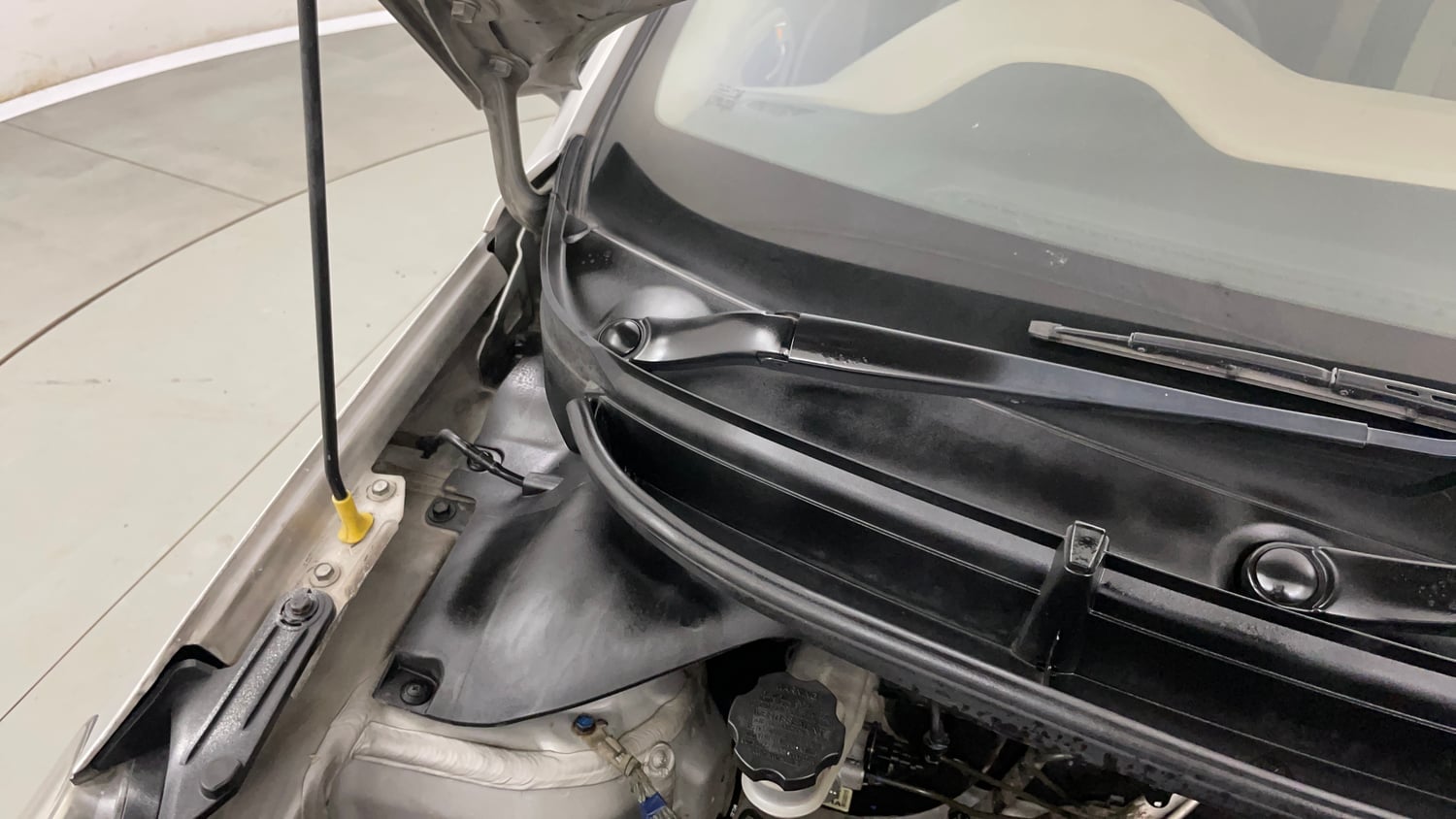 Used 2017 Hyundai Elite i20 Sportz 1.2 Petrol Manual engine ENGINE RIGHT SIDE HINGE & APRON VIEW