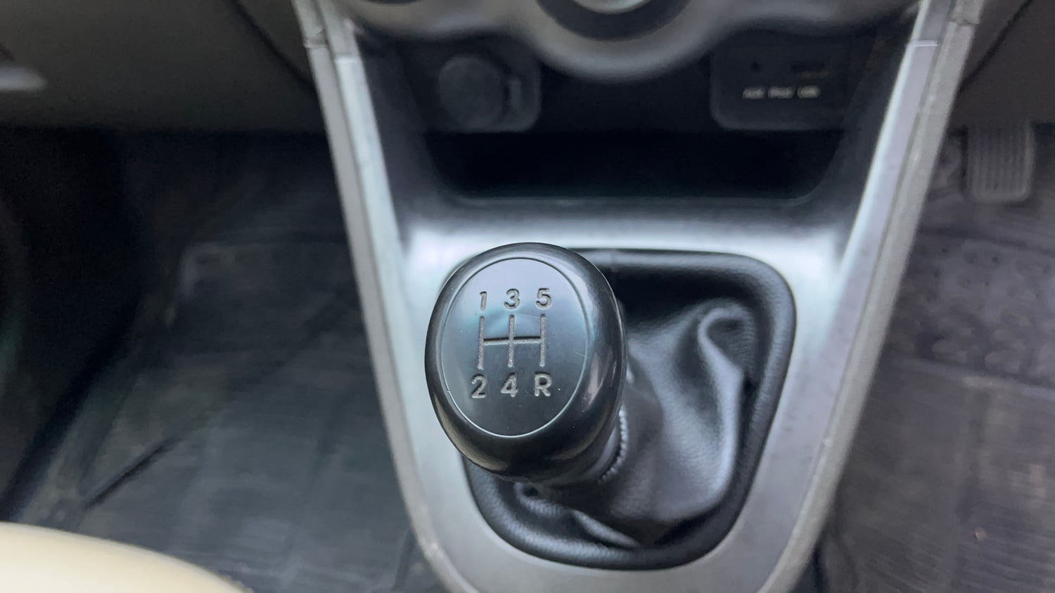 Used 2014 Hyundai i10 Sportz 1.1 iRDE2 Petrol Manual interior GEAR  KNOB VIEW