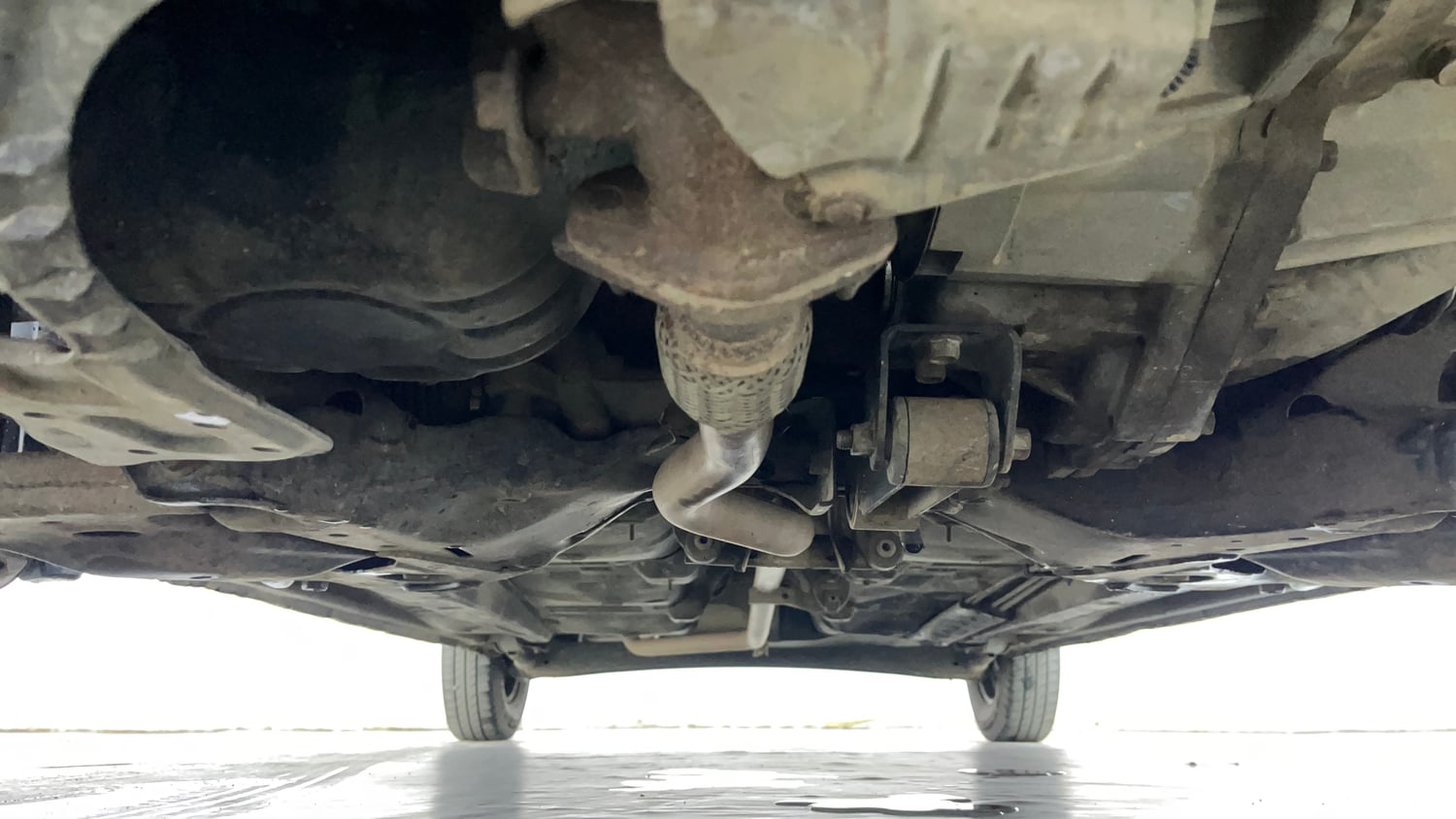Used 2014 Hyundai i10 Sportz 1.1 iRDE2 Petrol Manual extra FRONT LEFT UNDERBODY VIEW