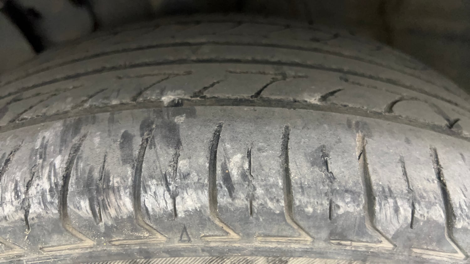 Used 2019 Hyundai Venue SX Plus 1.0 Turbo DCT Dual Tone Petrol Automatic tyres LEFT FRONT TYRE TREAD VIEW