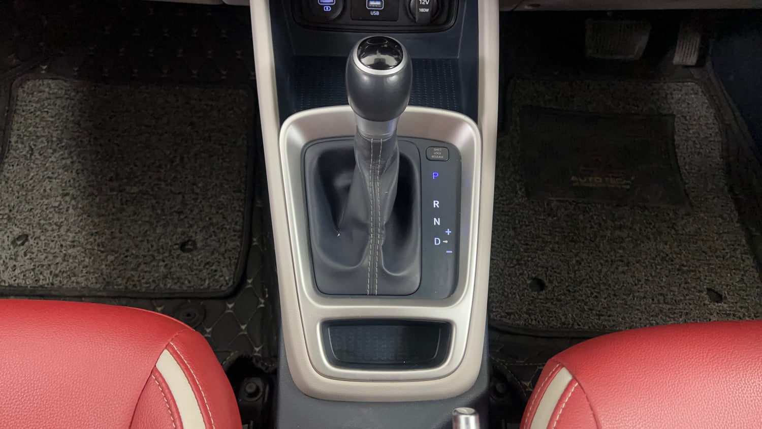 Used 2019 Hyundai Venue SX Plus 1.0 Turbo DCT Dual Tone Petrol Automatic interior GEAR  KNOB VIEW