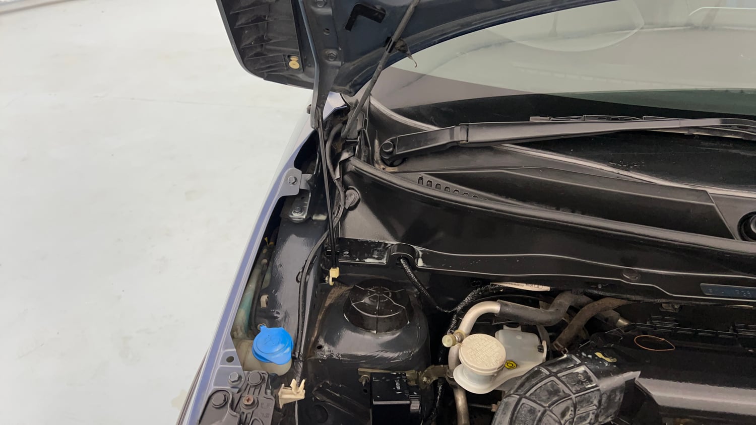 Used 2019 Maruti Suzuki Ignis Alpha 1.2 MT Petrol Manual engine ENGINE RIGHT SIDE HINGE & APRON VIEW