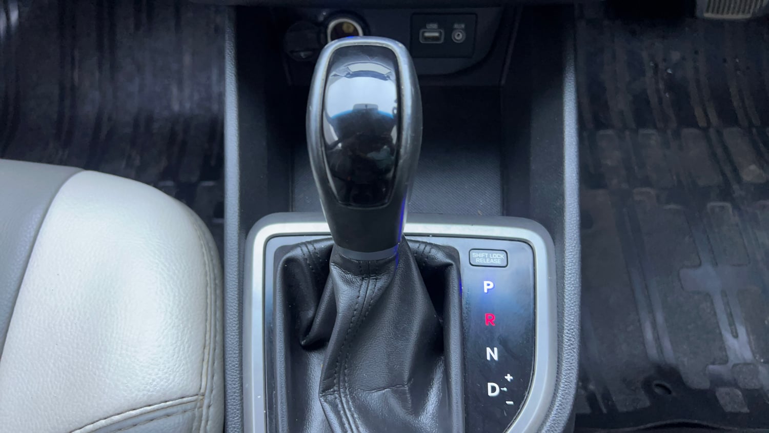 Used 2017 Hyundai Creta 1.6 SX Plus AT Petrol Petrol Automatic interior GEAR  KNOB VIEW