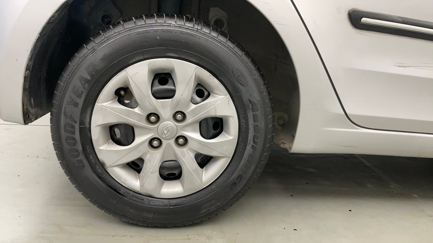 Used 2017 Hyundai Elite i20 Sportz 1.2 Petrol Manual tyres RIGHT REAR TYRE RIM VIEW